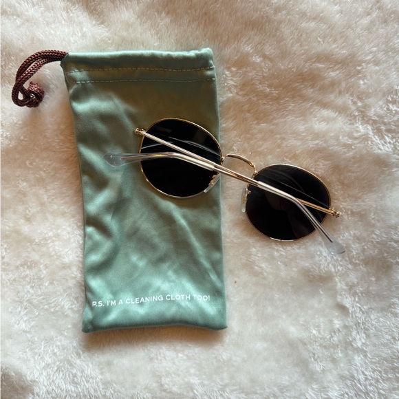 WearMe Pro Unisex Black & Gold Sunglasses - Picture 4 of 7